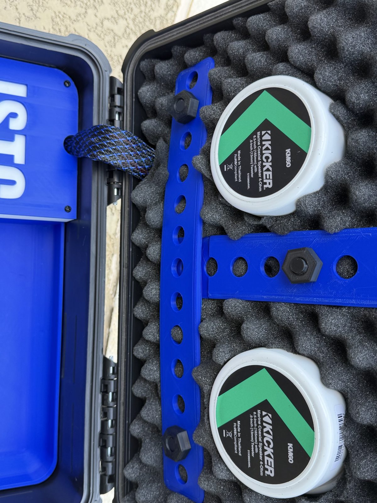 Foam-lined lid with Kicker KM60 speakers