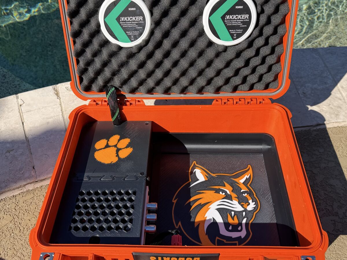 Foam-lined lid with Kicker drivers